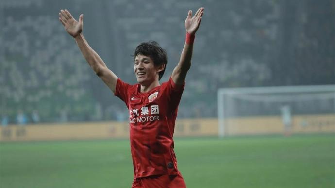 乐鱼体育登录入口-36 岁 “老黄忠” 王燊超再战一年，“带刀侍卫”靠啥关键时刻总能进球？
