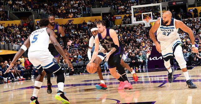乐鱼体育-东契奇31+11+11里夫斯31分 湖人主场轻取森林狼